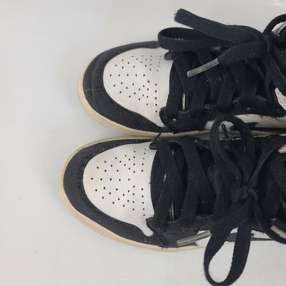 Nike Air Jordan 1 Mid SE Boys White Red Black Toe Igloo Sneaker Shoes Size 12C - Picture 3 of 7